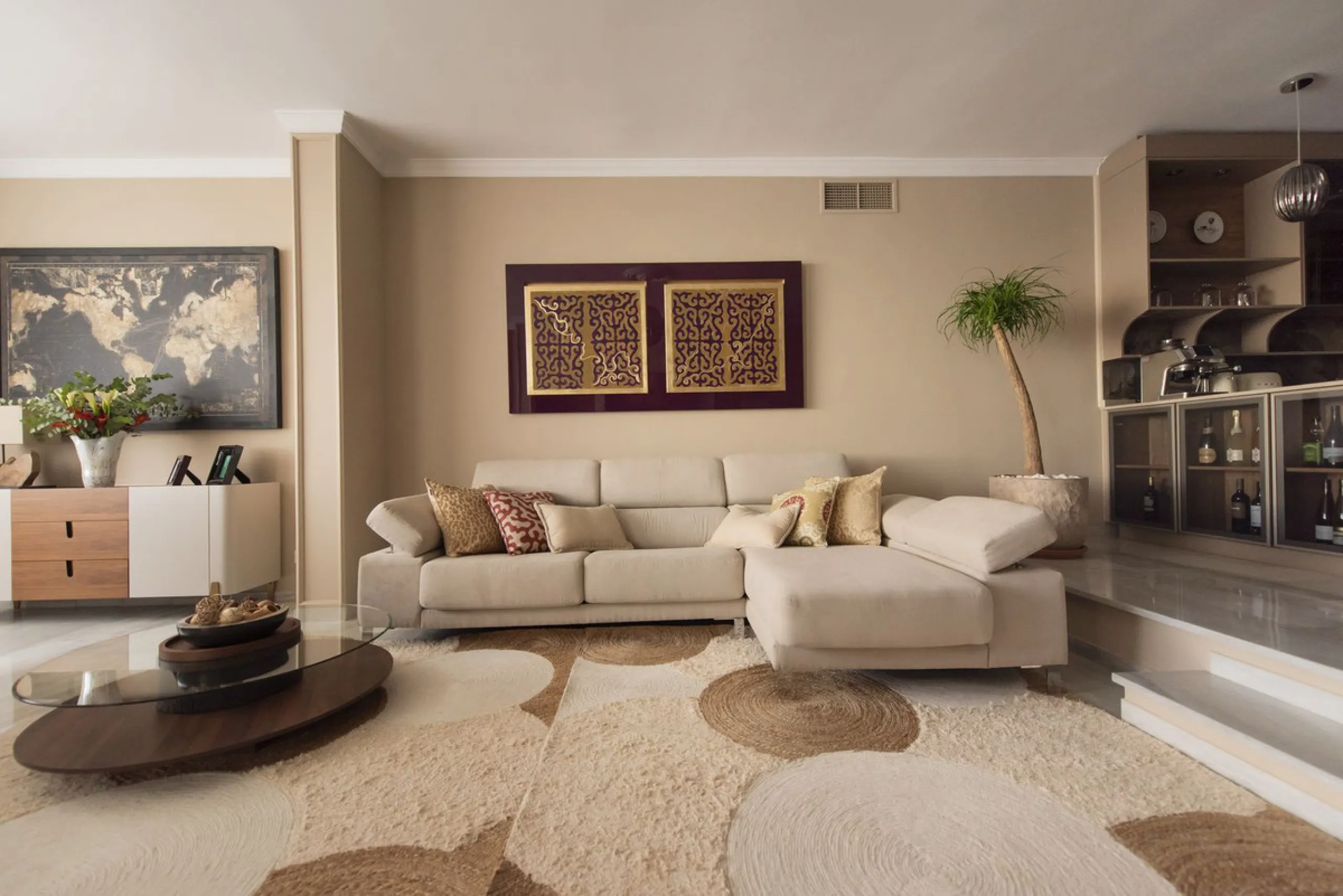 Discover this elegant, fully renovated west-facing townhouse, located in a quiet and well-maintained residential area in the heart of Aloha.