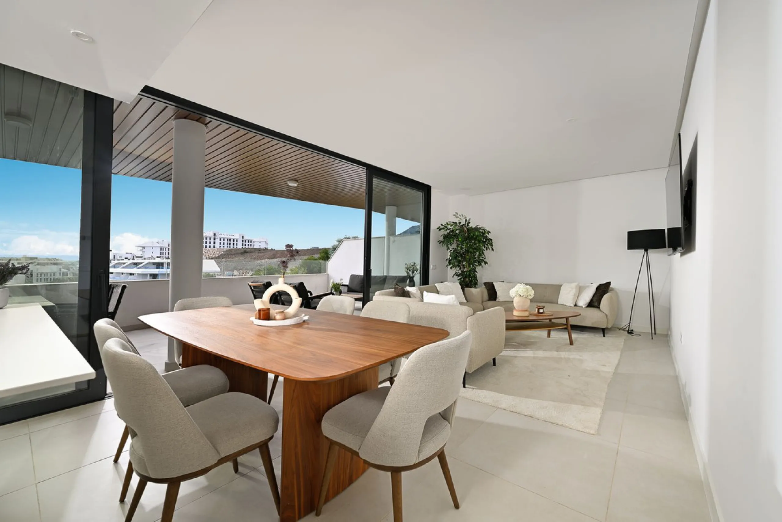 This modern apartment is situated in the sought-after area of El Higueron, Fuengirola, Malaga, offering a blend of comfort, style, and convenience. Boasting two spacious bedrooms and two bathrooms, including a luxurious en-suite, the property provides an 