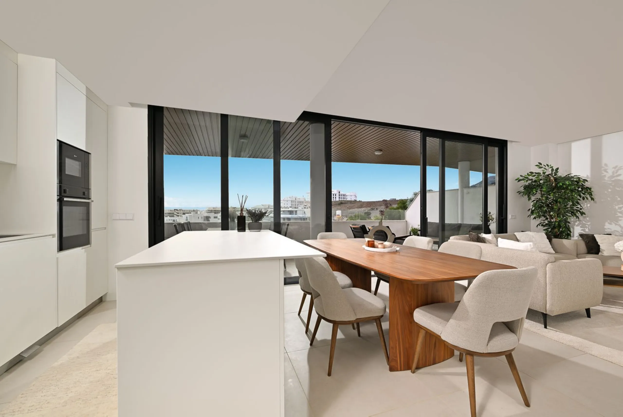 This modern apartment is situated in the sought-after area of El Higueron, Fuengirola, Malaga, offering a blend of comfort, style, and convenience. Boasting two spacious bedrooms and two bathrooms, including a luxurious en-suite, the property provides an 
