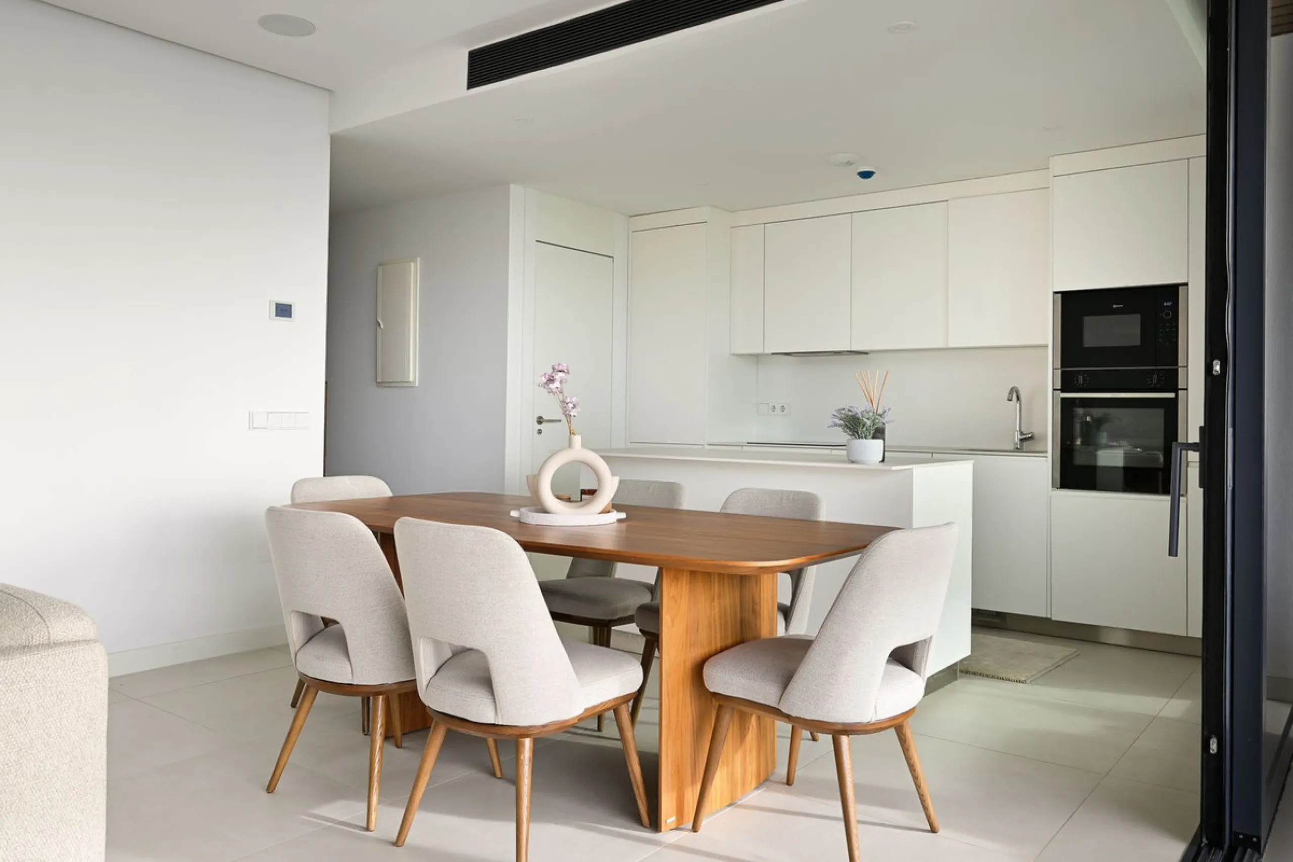 This modern apartment is situated in the sought-after area of El Higueron, Fuengirola, Malaga, offering a blend of comfort, style, and convenience. Boasting two spacious bedrooms and two bathrooms, including a luxurious en-suite, the property provides an 