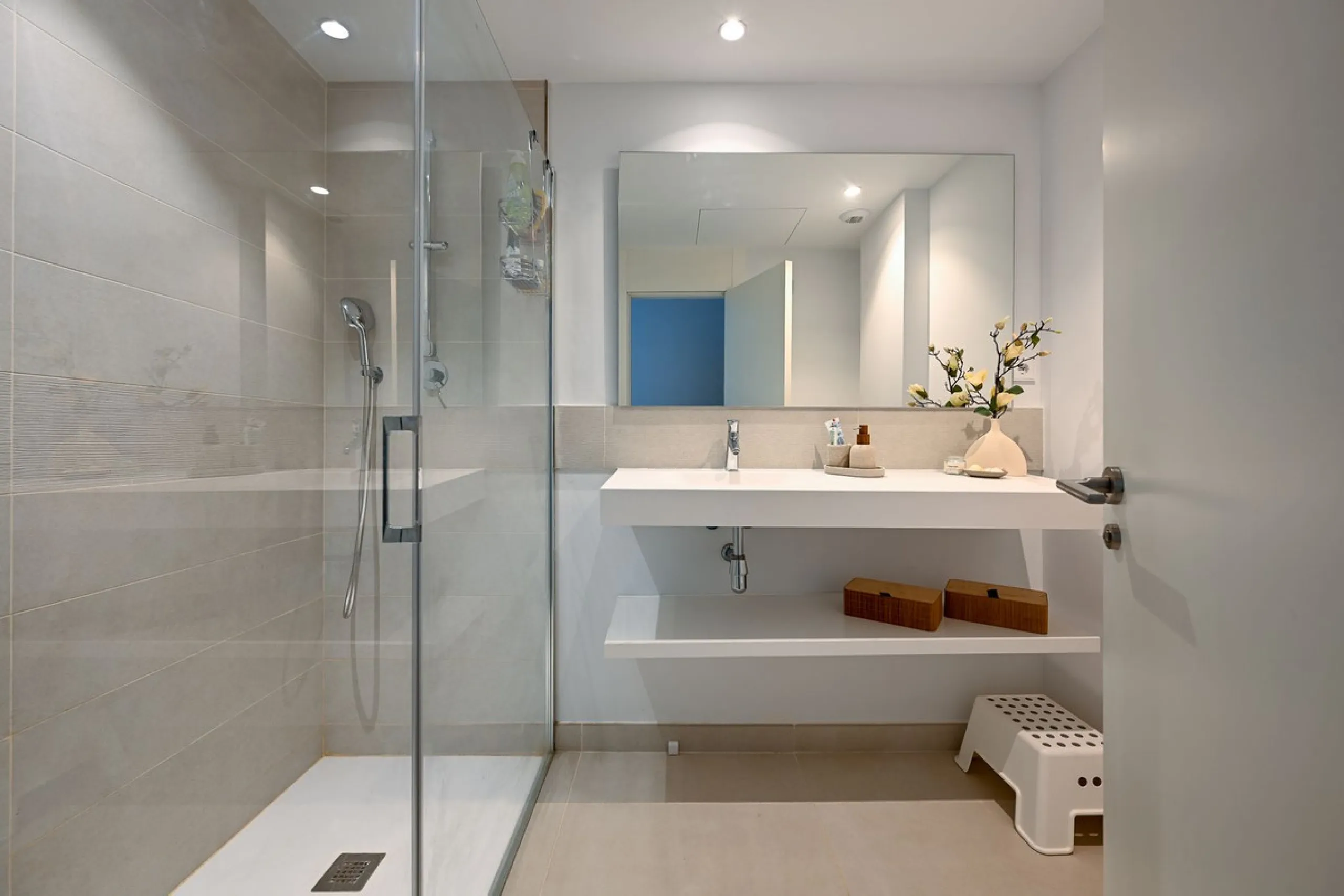 This modern apartment is situated in the sought-after area of El Higueron, Fuengirola, Malaga, offering a blend of comfort, style, and convenience. Boasting two spacious bedrooms and two bathrooms, including a luxurious en-suite, the property provides an 