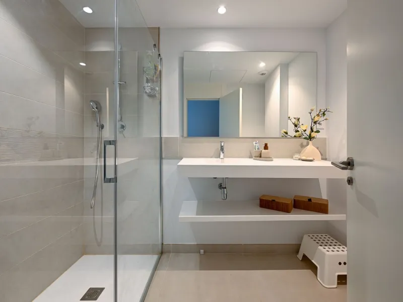 This modern apartment is situated in the sought-after area of El Higueron, Fuengirola, Malaga, offering a blend of comfort, style, and convenience. Boasting two spacious bedrooms and two bathrooms, including a luxurious en-suite, the property provides an 