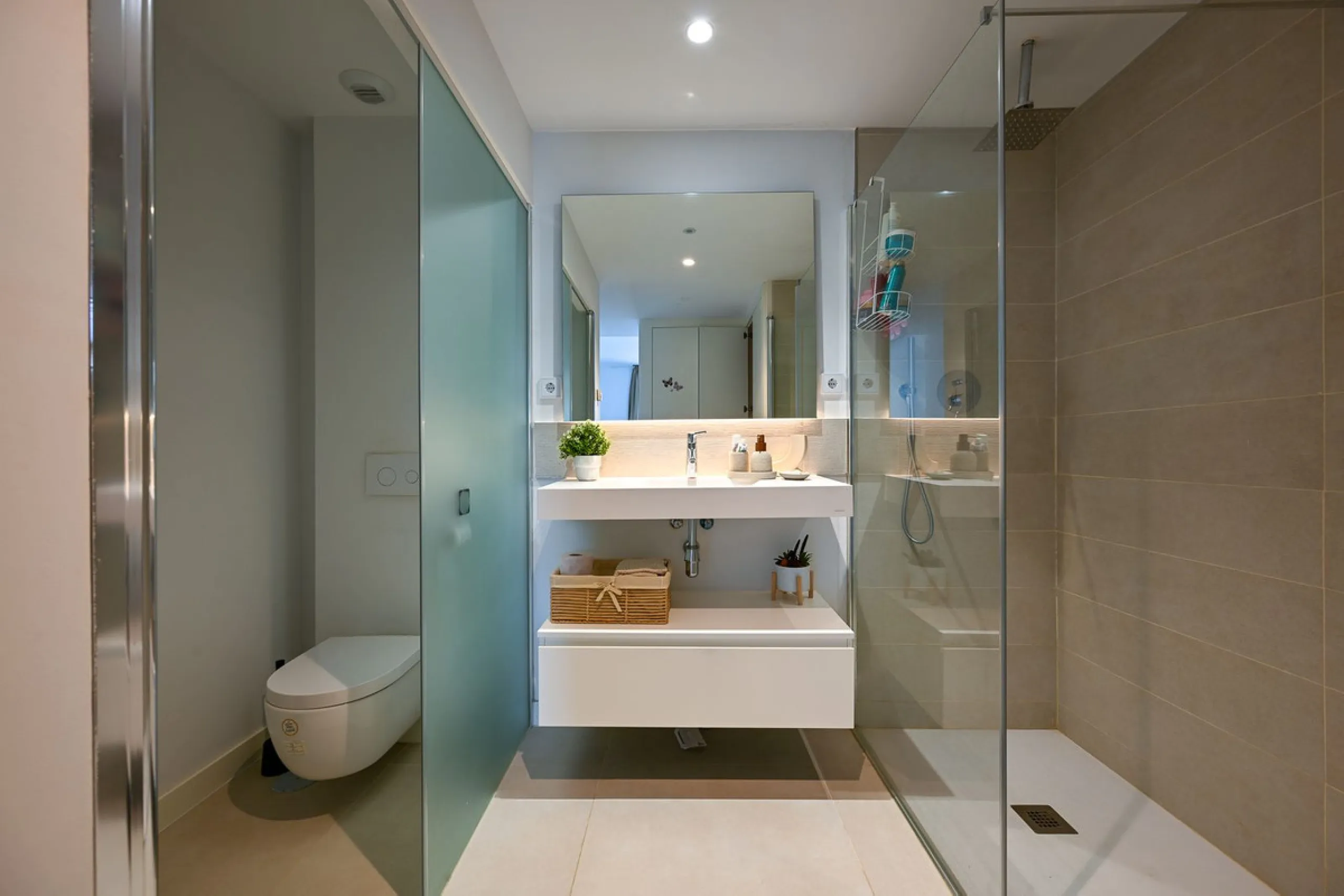 This modern apartment is situated in the sought-after area of El Higueron, Fuengirola, Malaga, offering a blend of comfort, style, and convenience. Boasting two spacious bedrooms and two bathrooms, including a luxurious en-suite, the property provides an 
