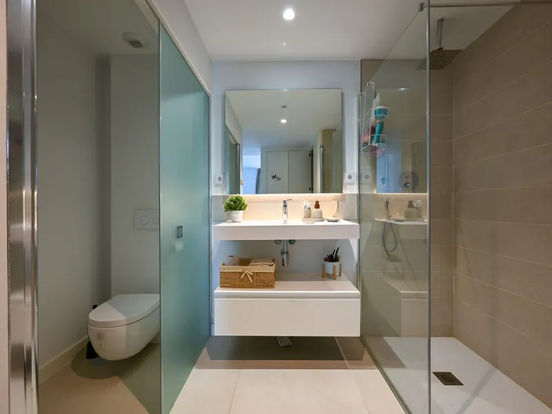 This modern apartment is situated in the sought-after area of El Higueron, Fuengirola, Malaga, offering a blend of comfort, style, and convenience. Boasting two spacious bedrooms and two bathrooms, including a luxurious en-suite, the property provides an 