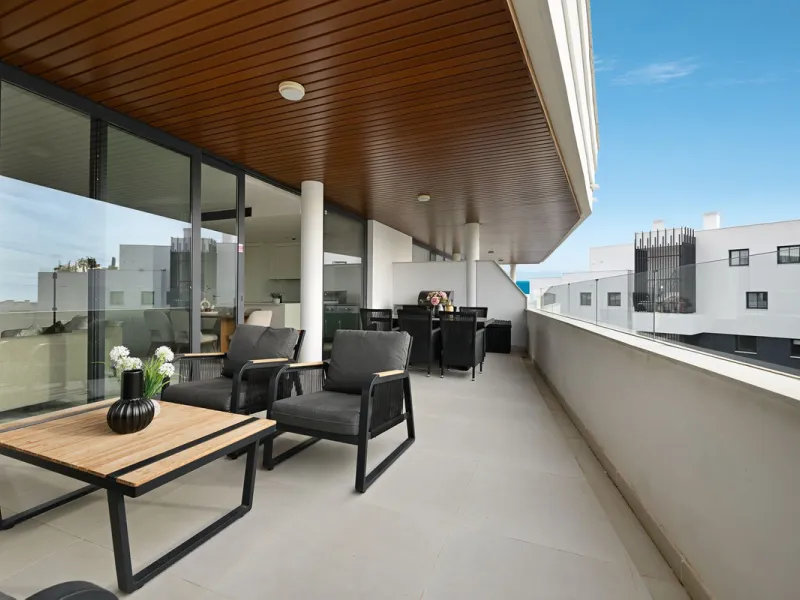 This modern apartment is situated in the sought-after area of El Higueron, Fuengirola, Malaga, offering a blend of comfort, style, and convenience. Boasting two spacious bedrooms and two bathrooms, including a luxurious en-suite, the property provides an 