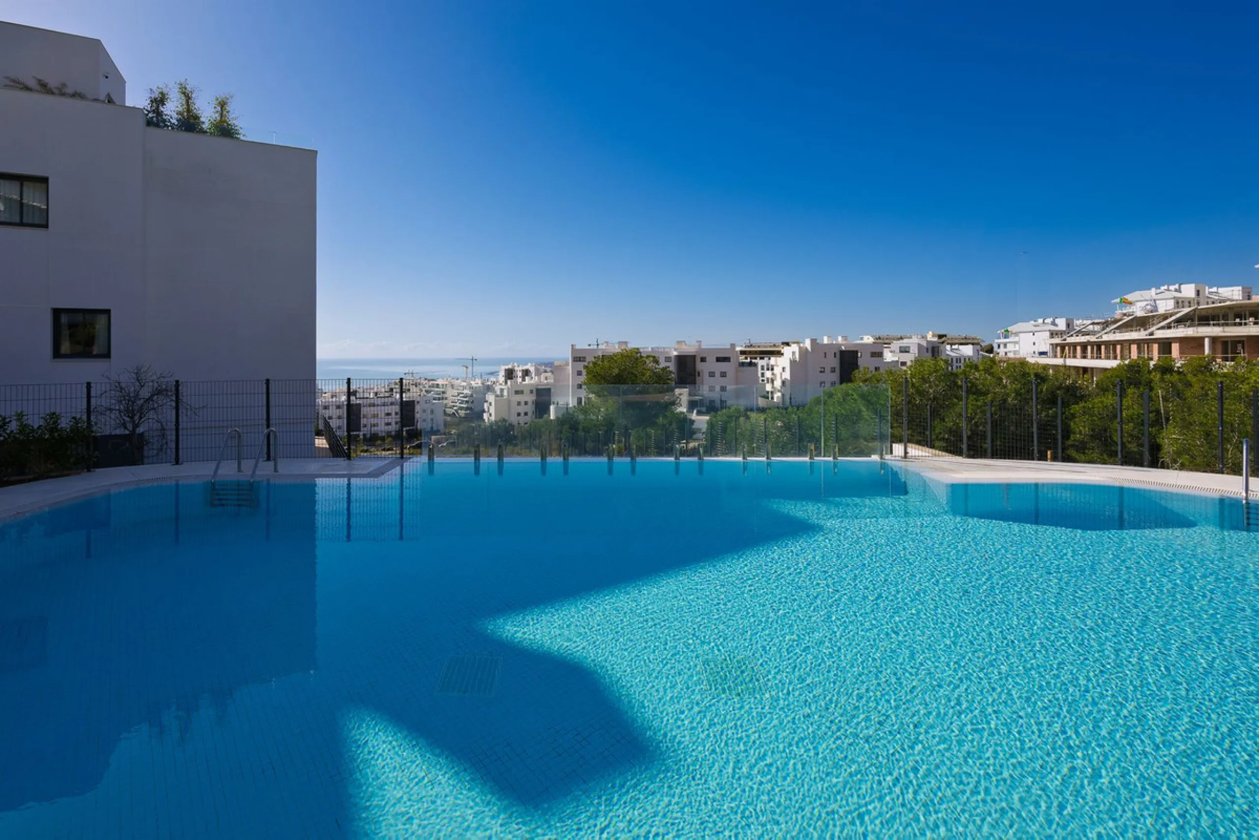 This modern apartment is situated in the sought-after area of El Higueron, Fuengirola, Malaga, offering a blend of comfort, style, and convenience. Boasting two spacious bedrooms and two bathrooms, including a luxurious en-suite, the property provides an 