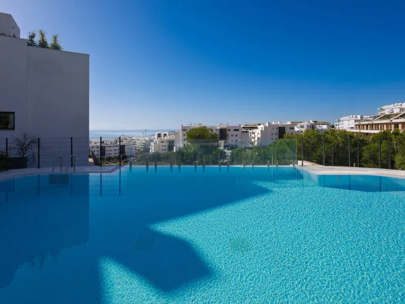 This modern apartment is situated in the sought-after area of El Higueron, Fuengirola, Malaga, offering a blend of comfort, style, and convenience. Boasting two spacious bedrooms and two bathrooms, including a luxurious en-suite, the property provides an 