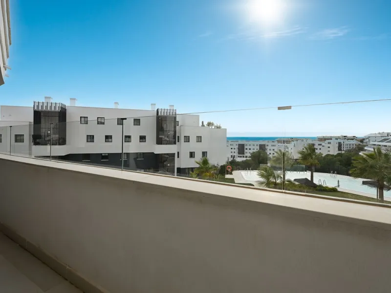 This modern apartment is situated in the sought-after area of El Higueron, Fuengirola, Malaga, offering a blend of comfort, style, and convenience. Boasting two spacious bedrooms and two bathrooms, including a luxurious en-suite, the property provides an 