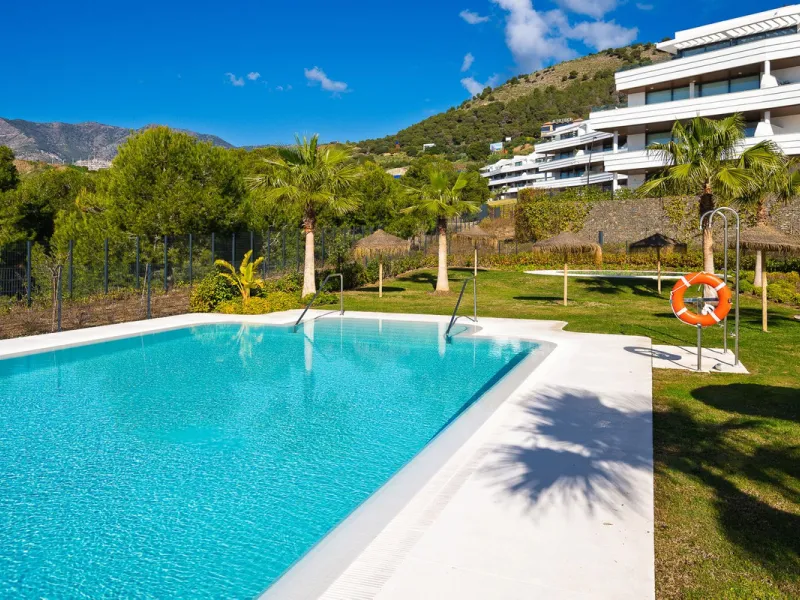 This modern apartment is situated in the sought-after area of El Higueron, Fuengirola, Malaga, offering a blend of comfort, style, and convenience. Boasting two spacious bedrooms and two bathrooms, including a luxurious en-suite, the property provides an 