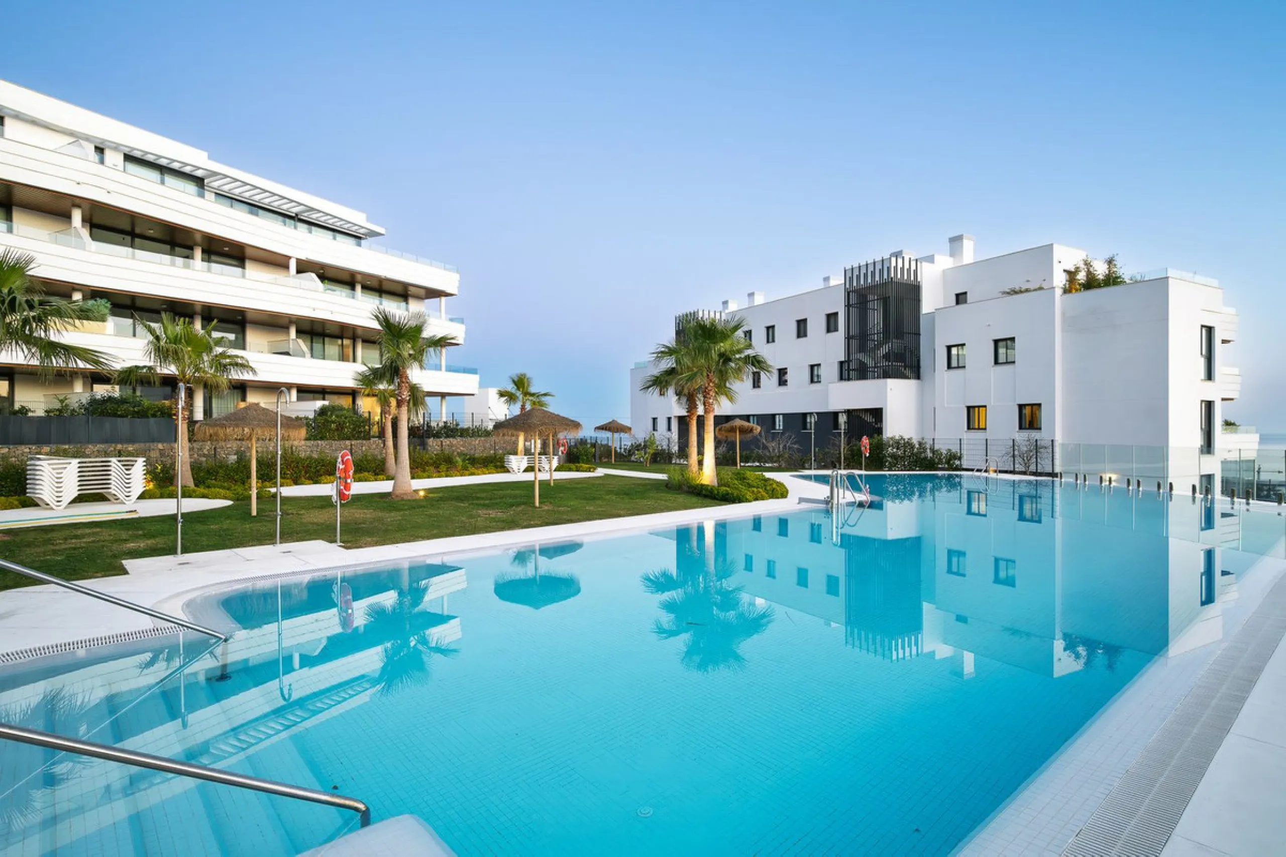 This modern apartment is situated in the sought-after area of El Higueron, Fuengirola, Malaga, offering a blend of comfort, style, and convenience. Boasting two spacious bedrooms and two bathrooms, including a luxurious en-suite, the property provides an 