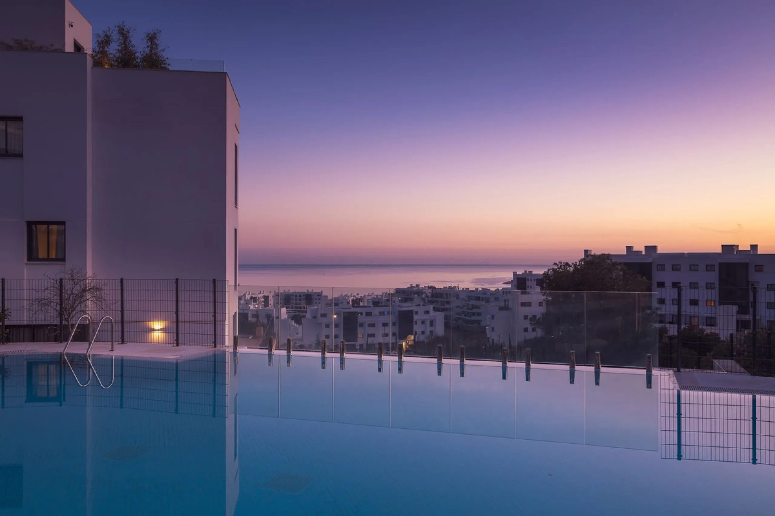 This modern apartment is situated in the sought-after area of El Higueron, Fuengirola, Malaga, offering a blend of comfort, style, and convenience. Boasting two spacious bedrooms and two bathrooms, including a luxurious en-suite, the property provides an 
