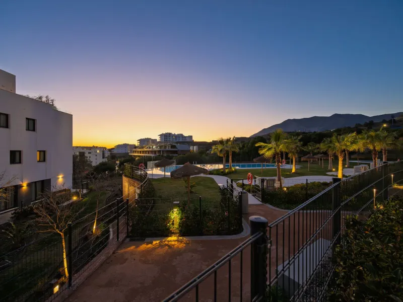 This modern apartment is situated in the sought-after area of El Higueron, Fuengirola, Malaga, offering a blend of comfort, style, and convenience. Boasting two spacious bedrooms and two bathrooms, including a luxurious en-suite, the property provides an 
