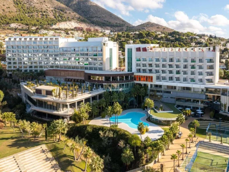 This modern apartment is situated in the sought-after area of El Higueron, Fuengirola, Malaga, offering a blend of comfort, style, and convenience. Boasting two spacious bedrooms and two bathrooms, including a luxurious en-suite, the property provides an 