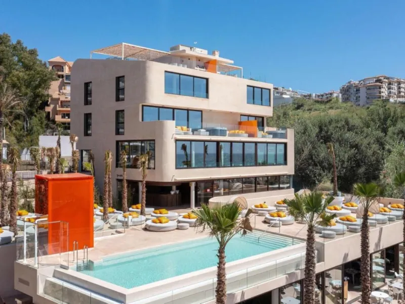 This modern apartment is situated in the sought-after area of El Higueron, Fuengirola, Malaga, offering a blend of comfort, style, and convenience. Boasting two spacious bedrooms and two bathrooms, including a luxurious en-suite, the property provides an 