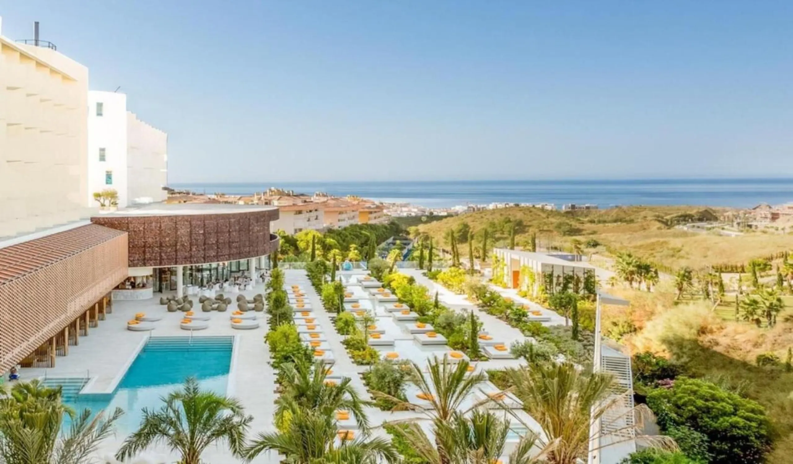 This modern apartment is situated in the sought-after area of El Higueron, Fuengirola, Malaga, offering a blend of comfort, style, and convenience. Boasting two spacious bedrooms and two bathrooms, including a luxurious en-suite, the property provides an 