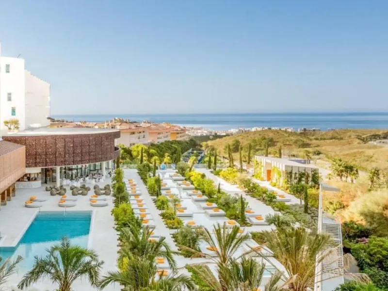 This modern apartment is situated in the sought-after area of El Higueron, Fuengirola, Malaga, offering a blend of comfort, style, and convenience. Boasting two spacious bedrooms and two bathrooms, including a luxurious en-suite, the property provides an 