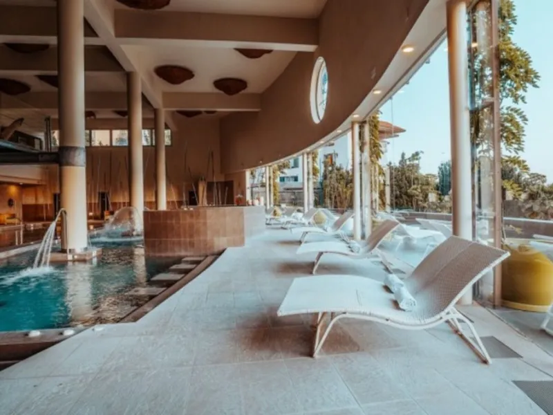 This modern apartment is situated in the sought-after area of El Higueron, Fuengirola, Malaga, offering a blend of comfort, style, and convenience. Boasting two spacious bedrooms and two bathrooms, including a luxurious en-suite, the property provides an 