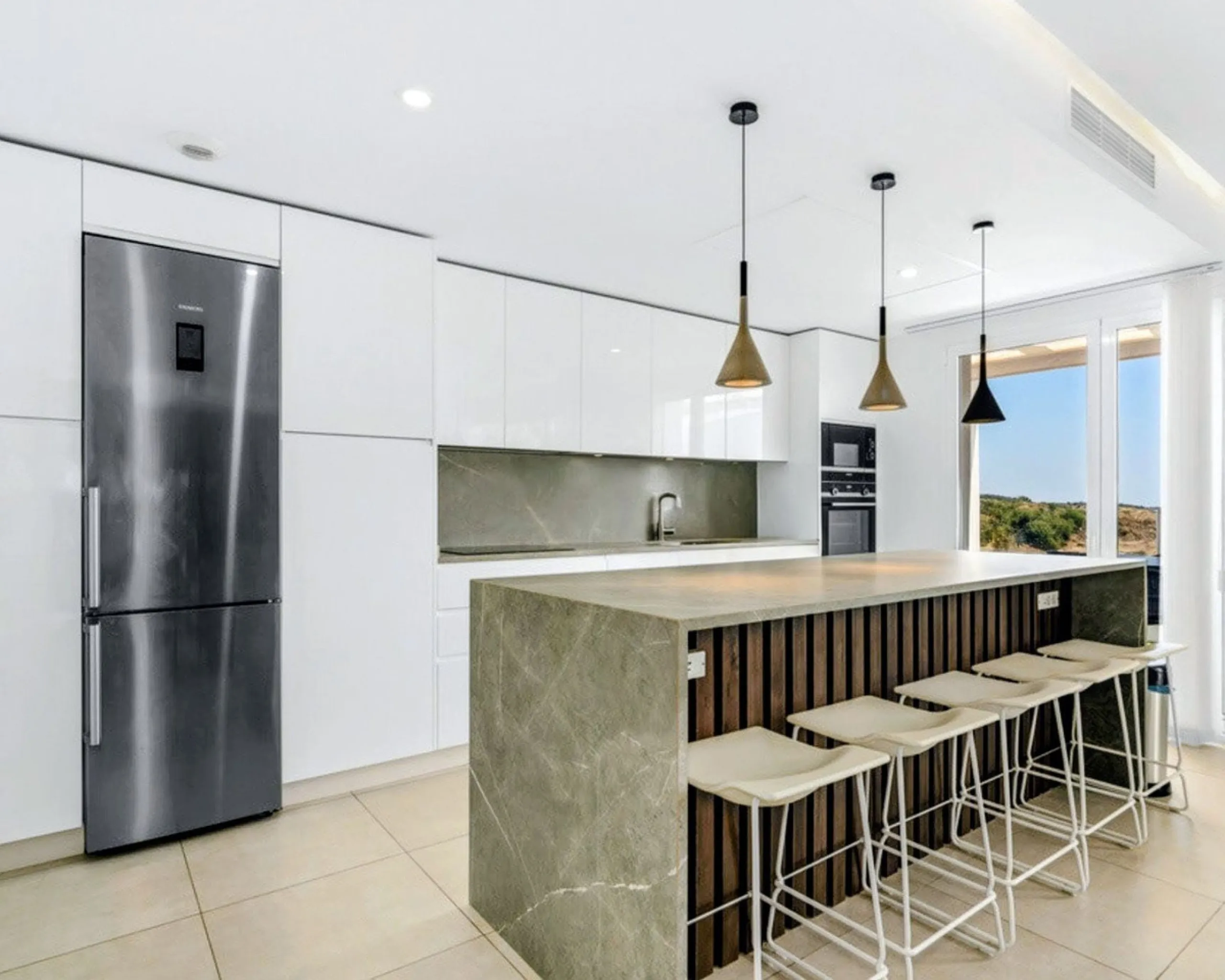 Apartment - Penthouse в продаже в Marbella, Málaga. В доме 3 спален и 3 ванных комнат. Площадь дома 195 м²