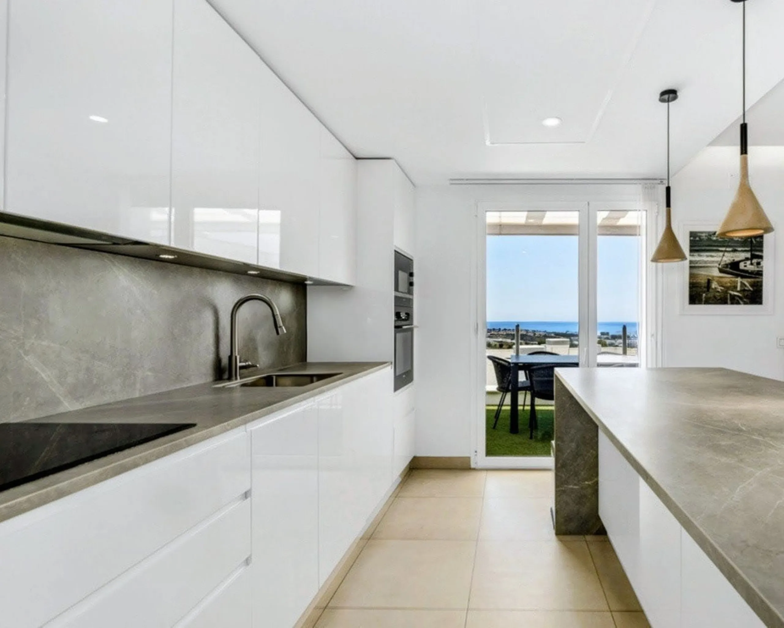 Apartment - Penthouse в продаже в Marbella, Málaga. В доме 3 спален и 3 ванных комнат. Площадь дома 195 м²