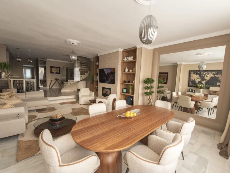 Discover this elegant, fully renovated west-facing townhouse, located in a quiet and well-maintained residential area in the heart of Aloha.