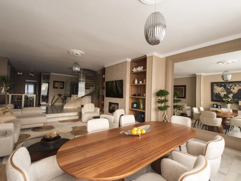 Discover this elegant, fully renovated west-facing townhouse, located in a quiet and well-maintained residential area in the heart of Aloha.