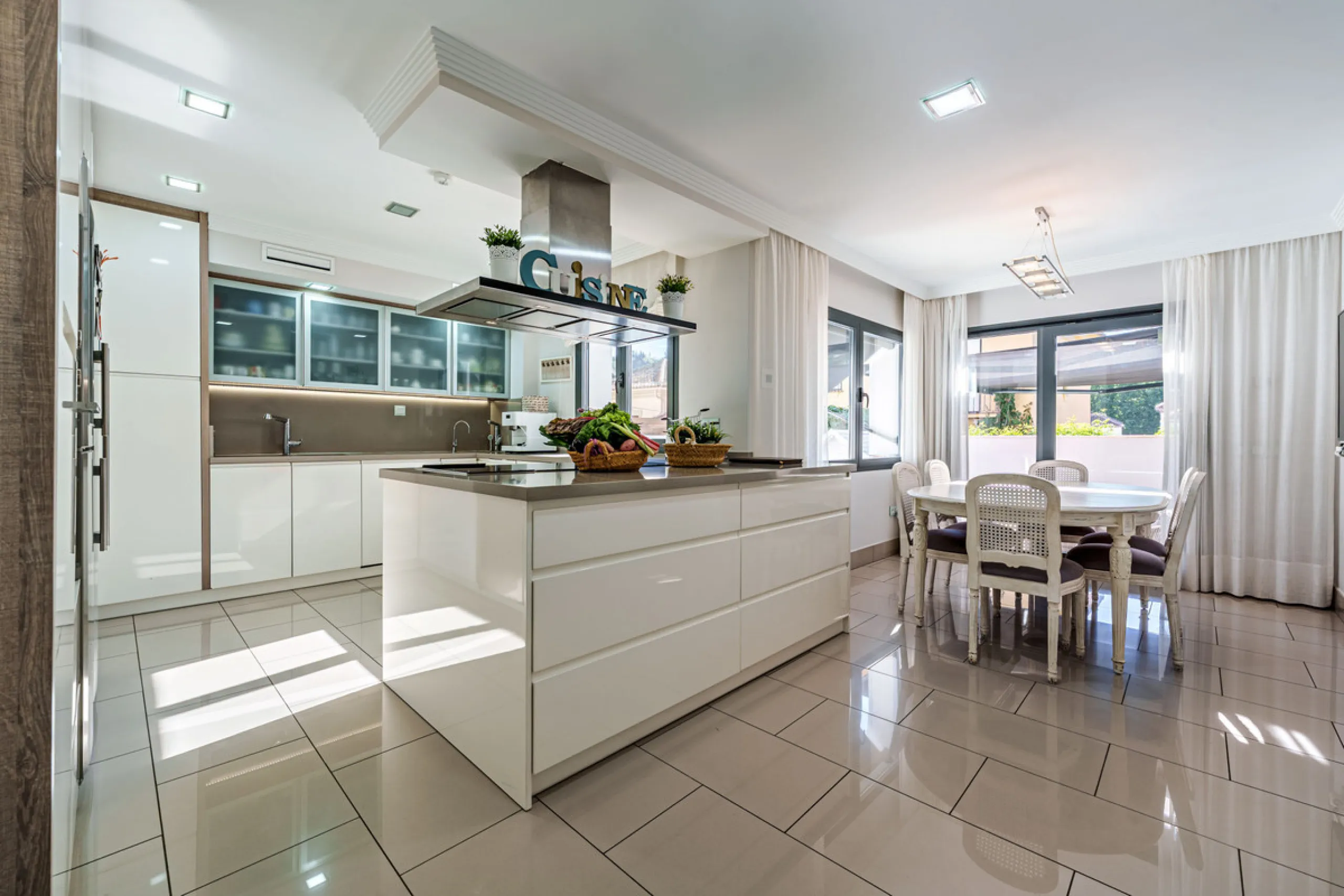 House - Detached Villa в продаже в Málaga, Málaga. В доме 8 спален и 8 ванных комнат. Площадь дома 390 м². Площадь участка 495 м²