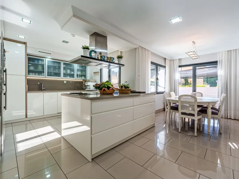 House - Detached Villa в продаже в Málaga, Málaga. В доме 8 спален и 8 ванных комнат. Площадь дома 390 м². Площадь участка 495 м²