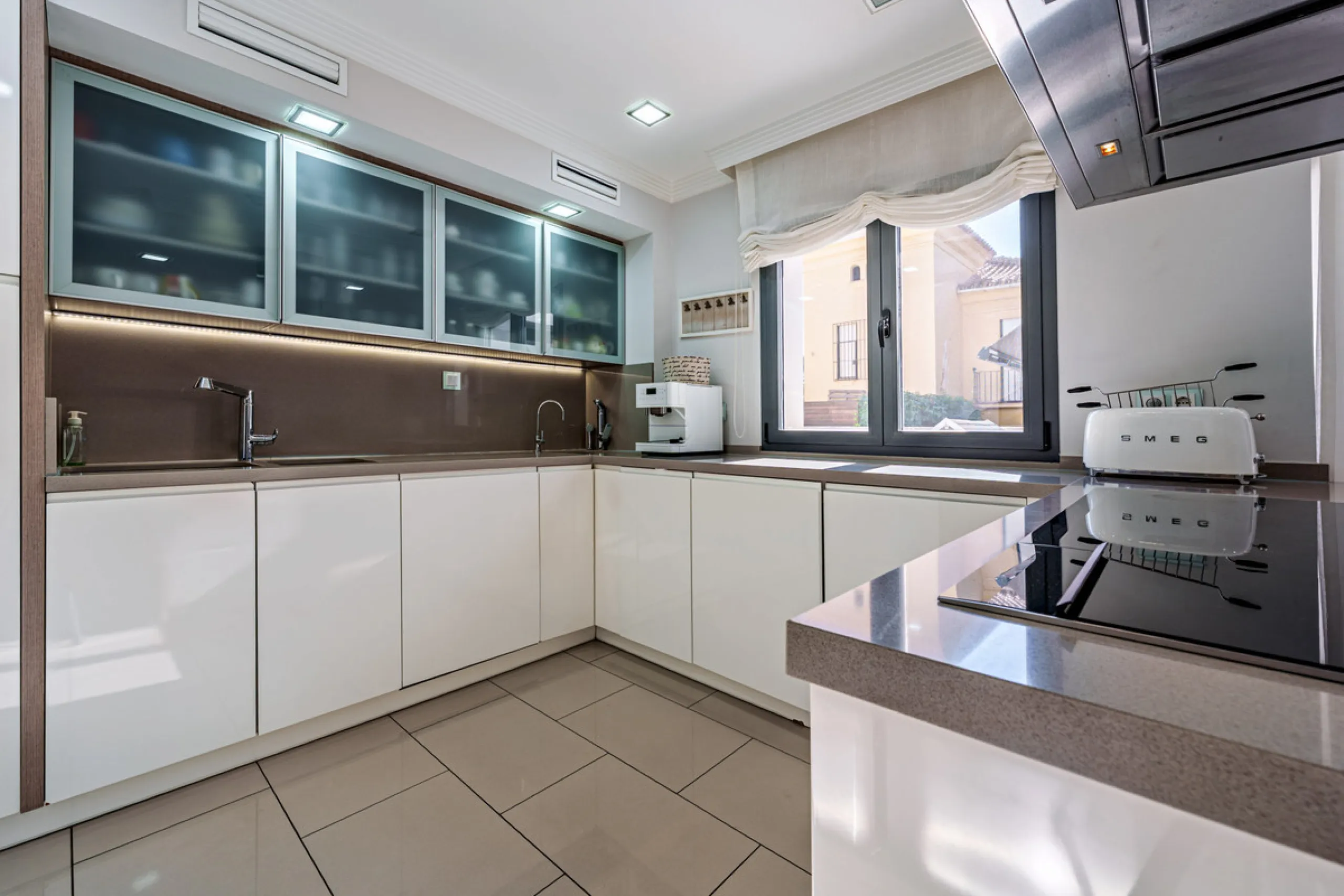 House - Detached Villa в продаже в Málaga, Málaga. В доме 8 спален и 8 ванных комнат. Площадь дома 390 м². Площадь участка 495 м²