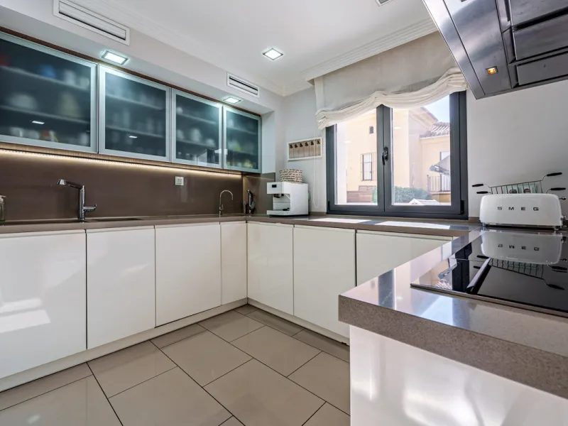 House - Detached Villa в продаже в Málaga, Málaga. В доме 8 спален и 8 ванных комнат. Площадь дома 390 м². Площадь участка 495 м²