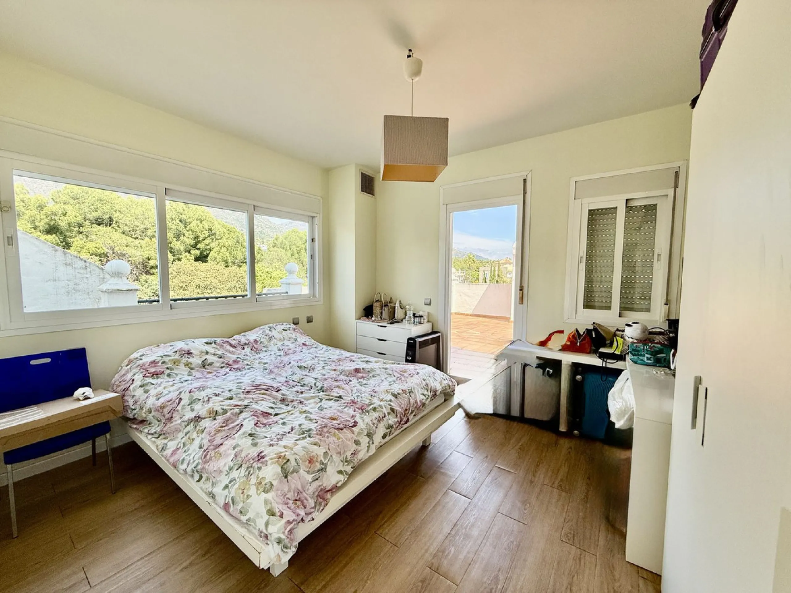 Duplex-Wohnung mit Südbalkonen, Solarium, Stellplatz und Abstellraum in Rocamar, Nagüeles, Marbella. Schnell zu verkaufen für nur 465.000 €