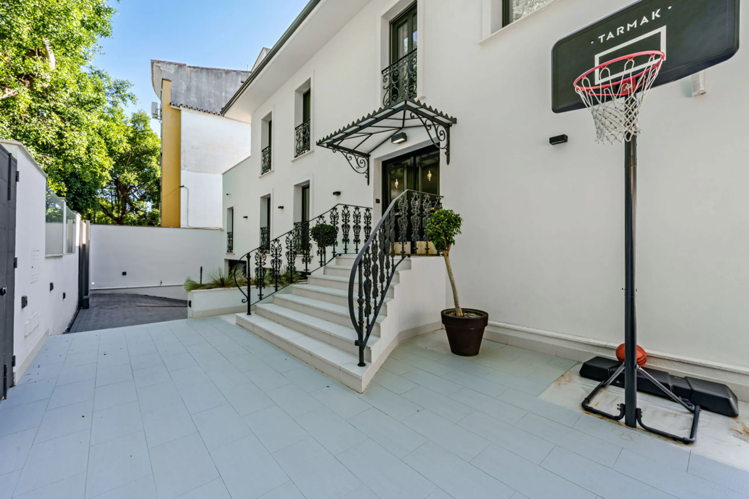House - Detached Villa в продаже в Málaga, Málaga. В доме 8 спален и 8 ванных комнат. Площадь дома 390 м². Площадь участка 495 м²
