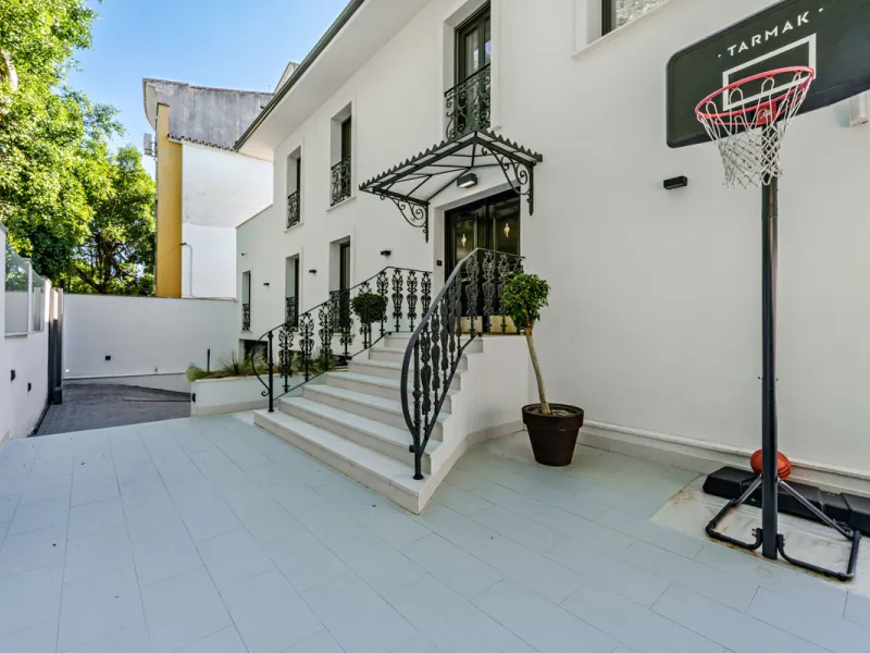 House - Detached Villa в продаже в Málaga, Málaga. В доме 8 спален и 8 ванных комнат. Площадь дома 390 м². Площадь участка 495 м²