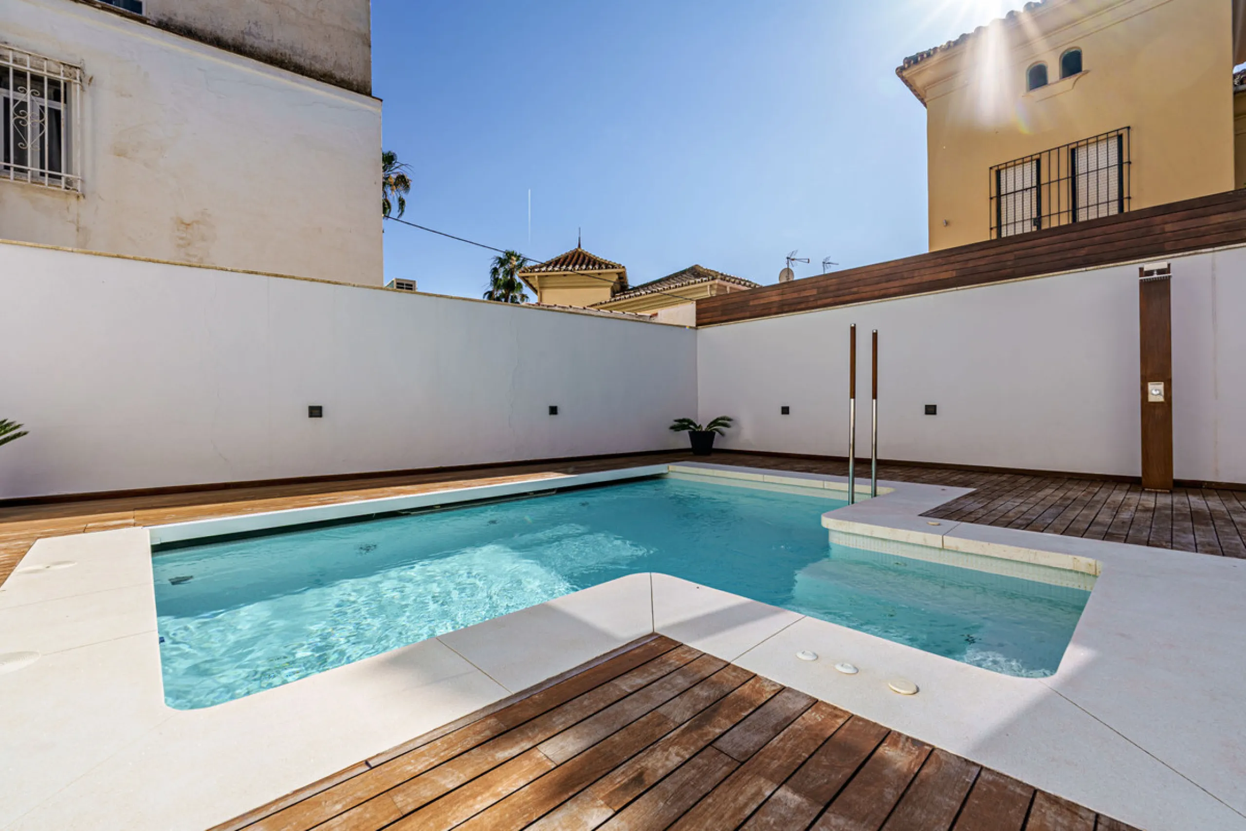 House - Detached Villa в продаже в Málaga, Málaga. В доме 8 спален и 8 ванных комнат. Площадь дома 390 м². Площадь участка 495 м²