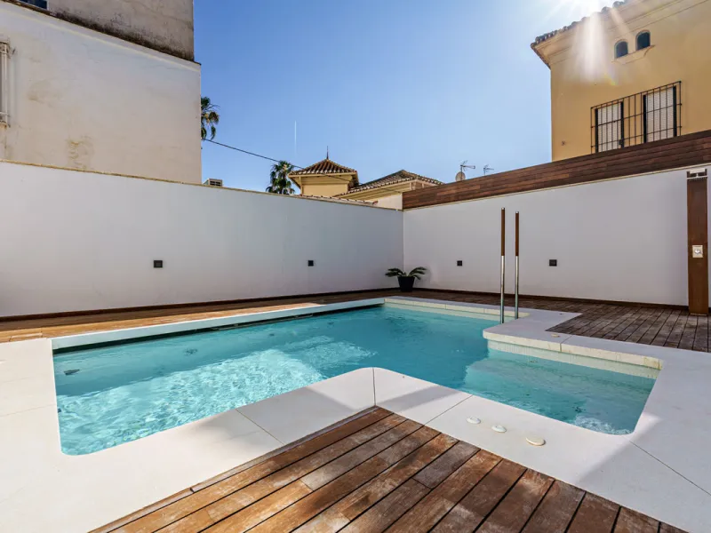 House - Detached Villa в продаже в Málaga, Málaga. В доме 8 спален и 8 ванных комнат. Площадь дома 390 м². Площадь участка 495 м²