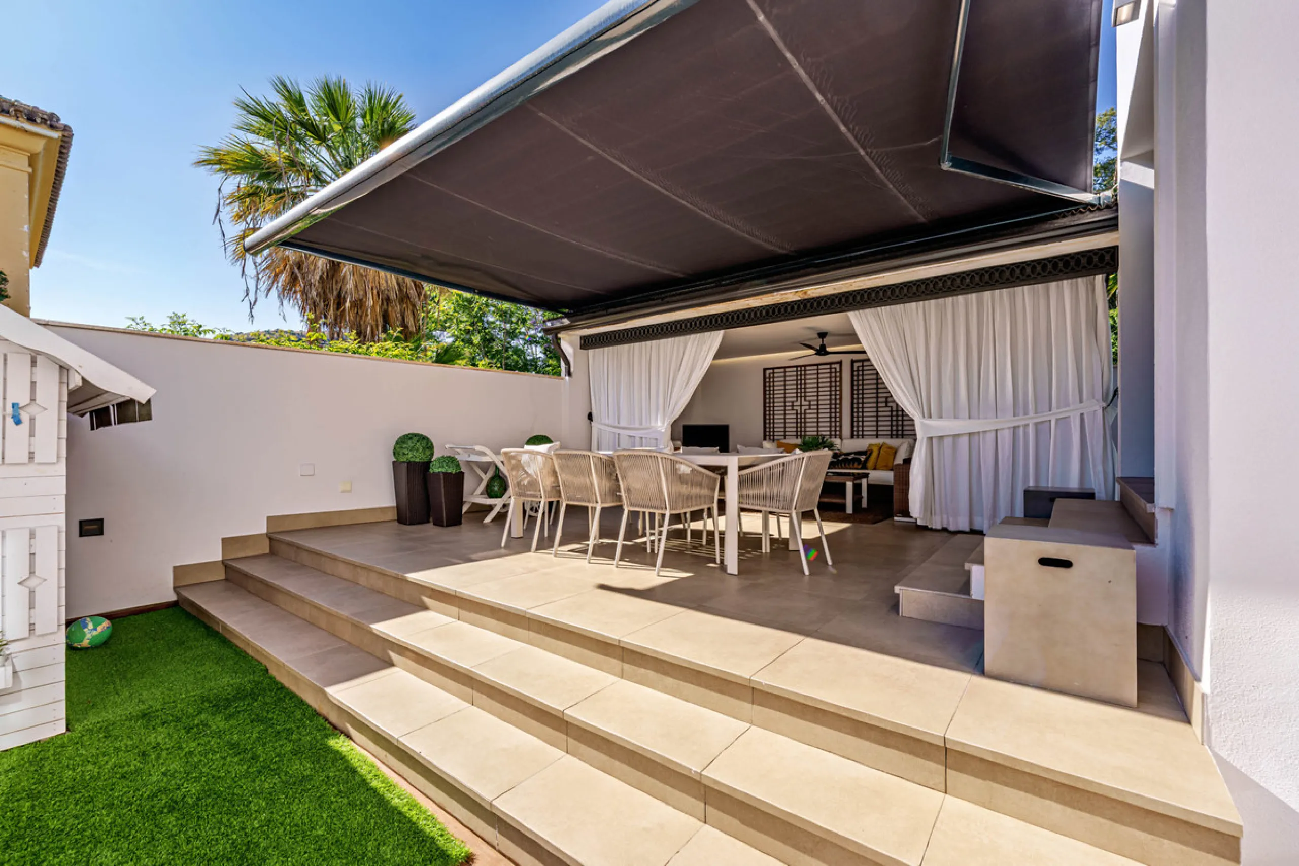 House - Detached Villa в продаже в Málaga, Málaga. В доме 8 спален и 8 ванных комнат. Площадь дома 390 м². Площадь участка 495 м²