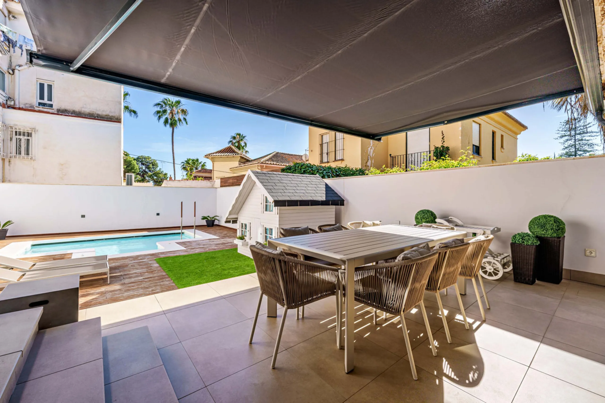 House - Detached Villa в продаже в Málaga, Málaga. В доме 8 спален и 8 ванных комнат. Площадь дома 390 м². Площадь участка 495 м²