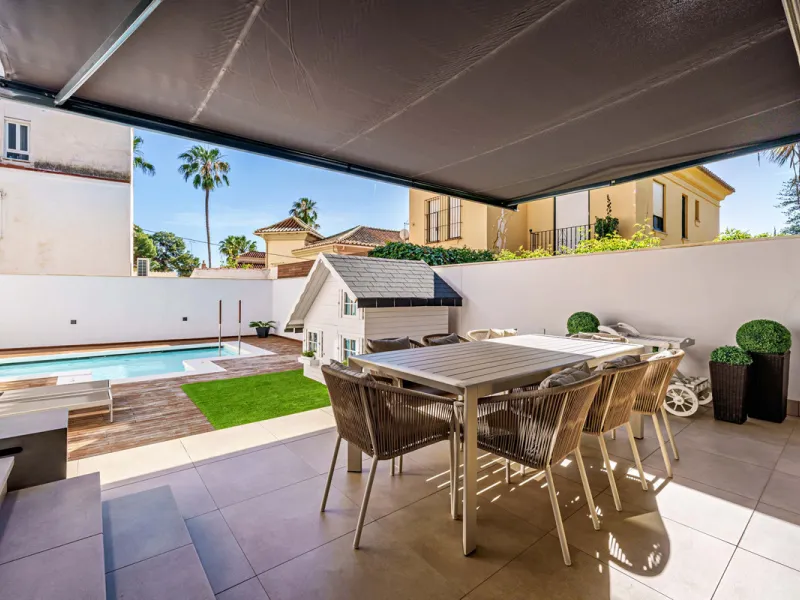 House - Detached Villa в продаже в Málaga, Málaga. В доме 8 спален и 8 ванных комнат. Площадь дома 390 м². Площадь участка 495 м²