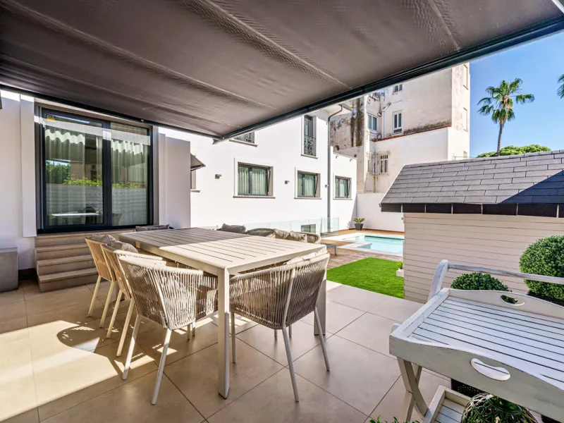 House - Detached Villa в продаже в Málaga, Málaga. В доме 8 спален и 8 ванных комнат. Площадь дома 390 м². Площадь участка 495 м²