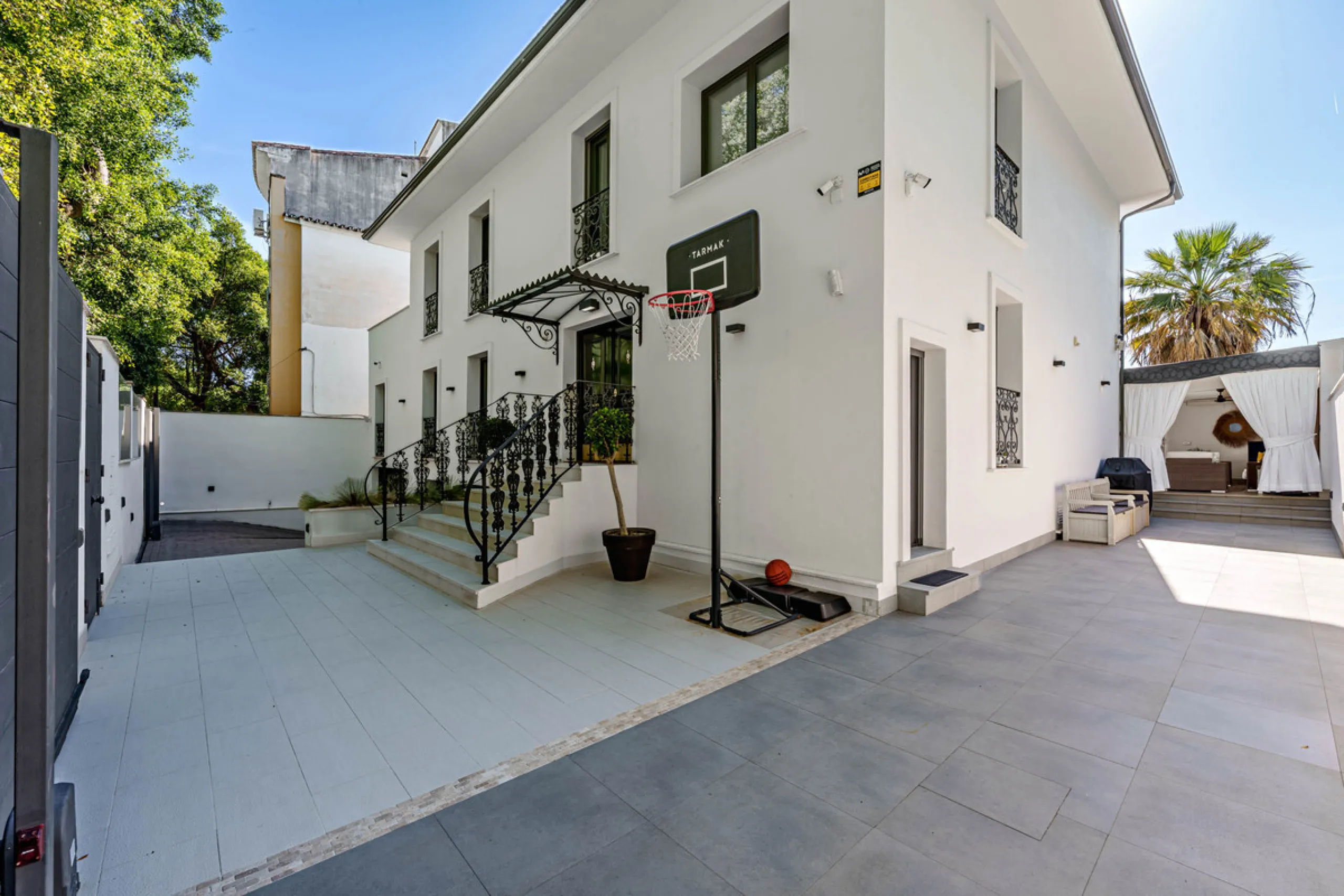 House - Detached Villa в продаже в Málaga, Málaga. В доме 8 спален и 8 ванных комнат. Площадь дома 390 м². Площадь участка 495 м²