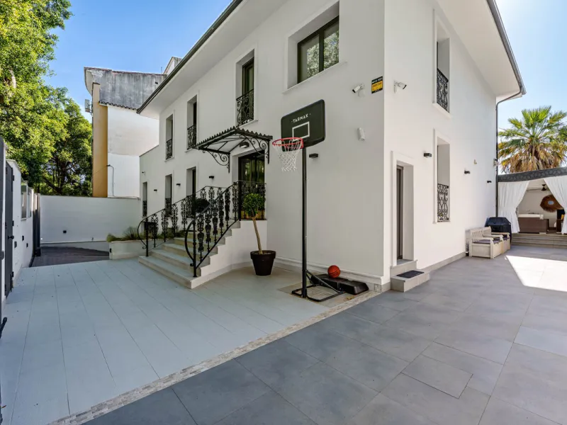 House - Detached Villa в продаже в Málaga, Málaga. В доме 8 спален и 8 ванных комнат. Площадь дома 390 м². Площадь участка 495 м²
