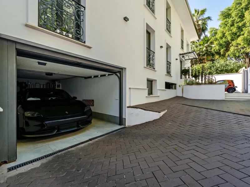House - Detached Villa в продаже в Málaga, Málaga. В доме 8 спален и 8 ванных комнат. Площадь дома 390 м². Площадь участка 495 м²