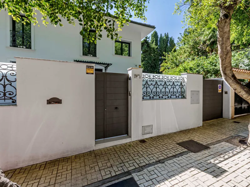 House - Detached Villa в продаже в Málaga, Málaga. В доме 8 спален и 8 ванных комнат. Площадь дома 390 м². Площадь участка 495 м²