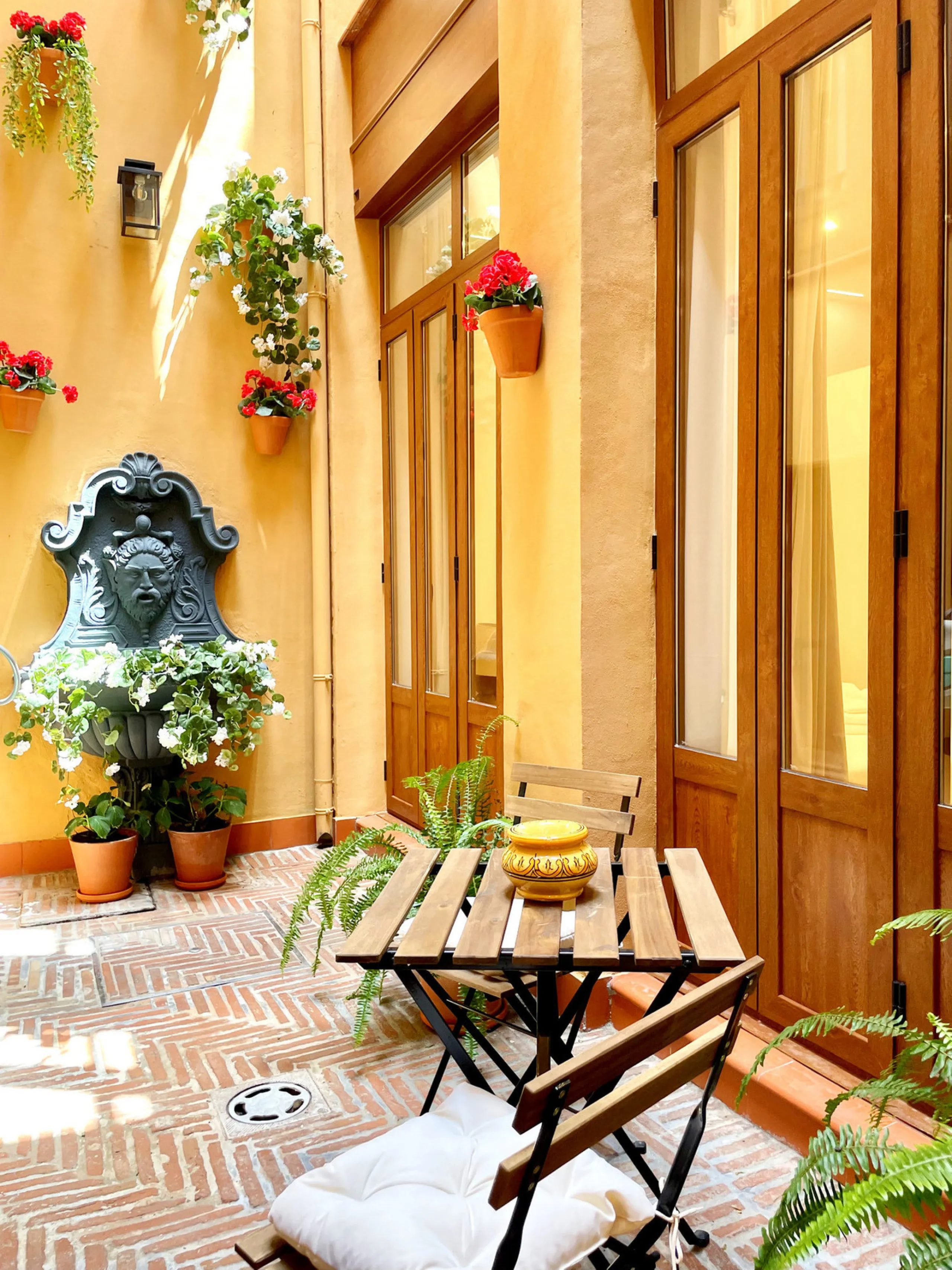 Located in the Historic Centre, this three-storey residential building with tourist license showcases a classic façade inspired by traditional Andalusian architecture and is arranged around a charming, flower-filled central patio. Fully renovated in 2025,