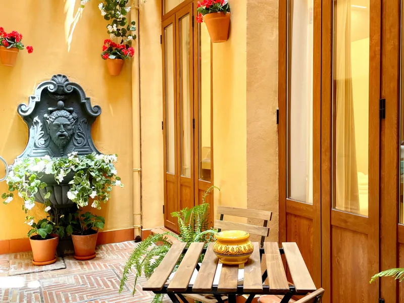 Located in the Historic Centre, this three-storey residential building with tourist license showcases a classic façade inspired by traditional Andalusian architecture and is arranged around a charming, flower-filled central patio. Fully renovated in 2025,