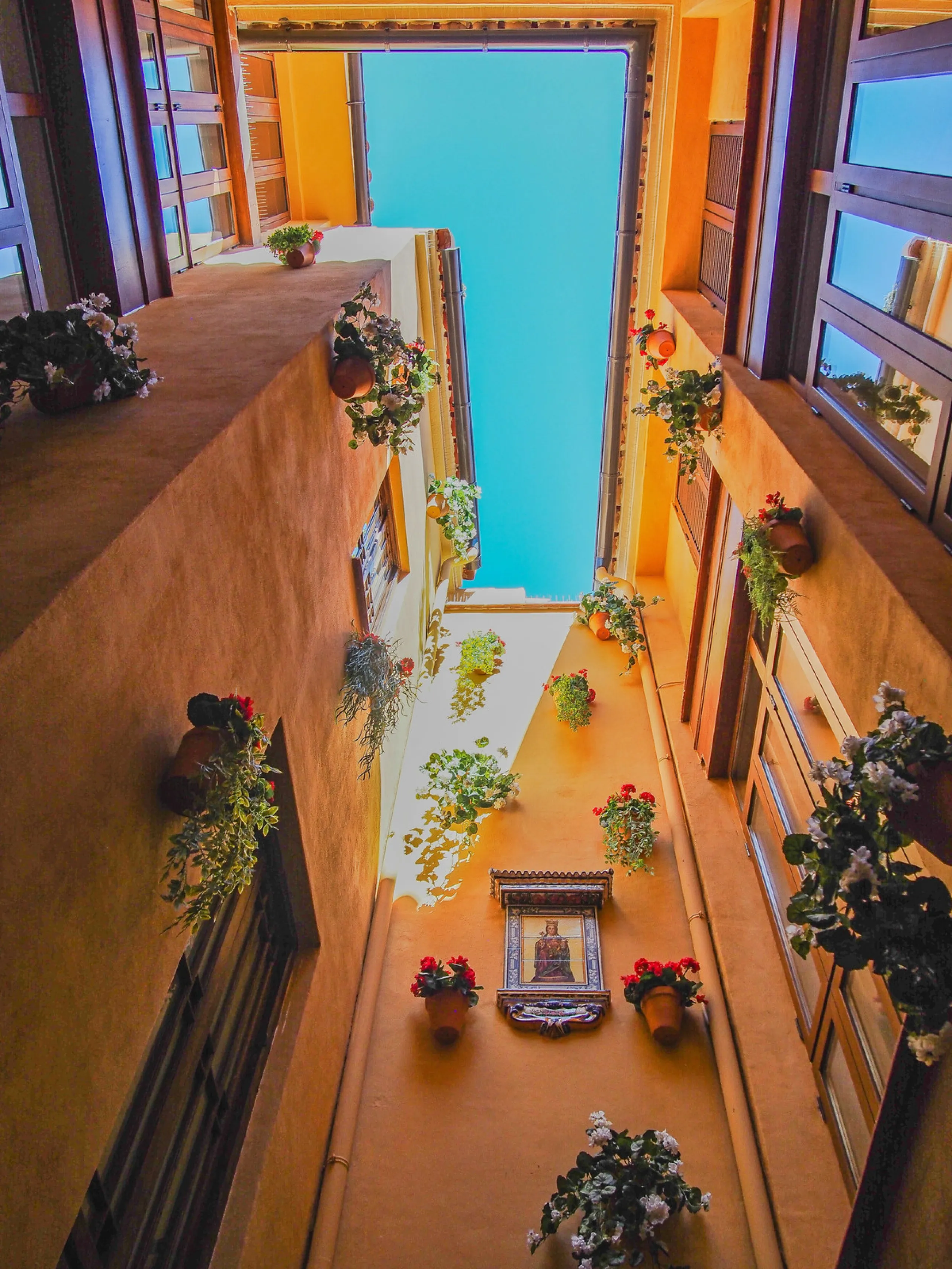 Located in the Historic Centre, this three-storey residential building with tourist license showcases a classic façade inspired by traditional Andalusian architecture and is arranged around a charming, flower-filled central patio. Fully renovated in 2025,