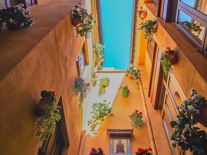 Located in the Historic Centre, this three-storey residential building with tourist license showcases a classic façade inspired by traditional Andalusian architecture and is arranged around a charming, flower-filled central patio. Fully renovated in 2025,