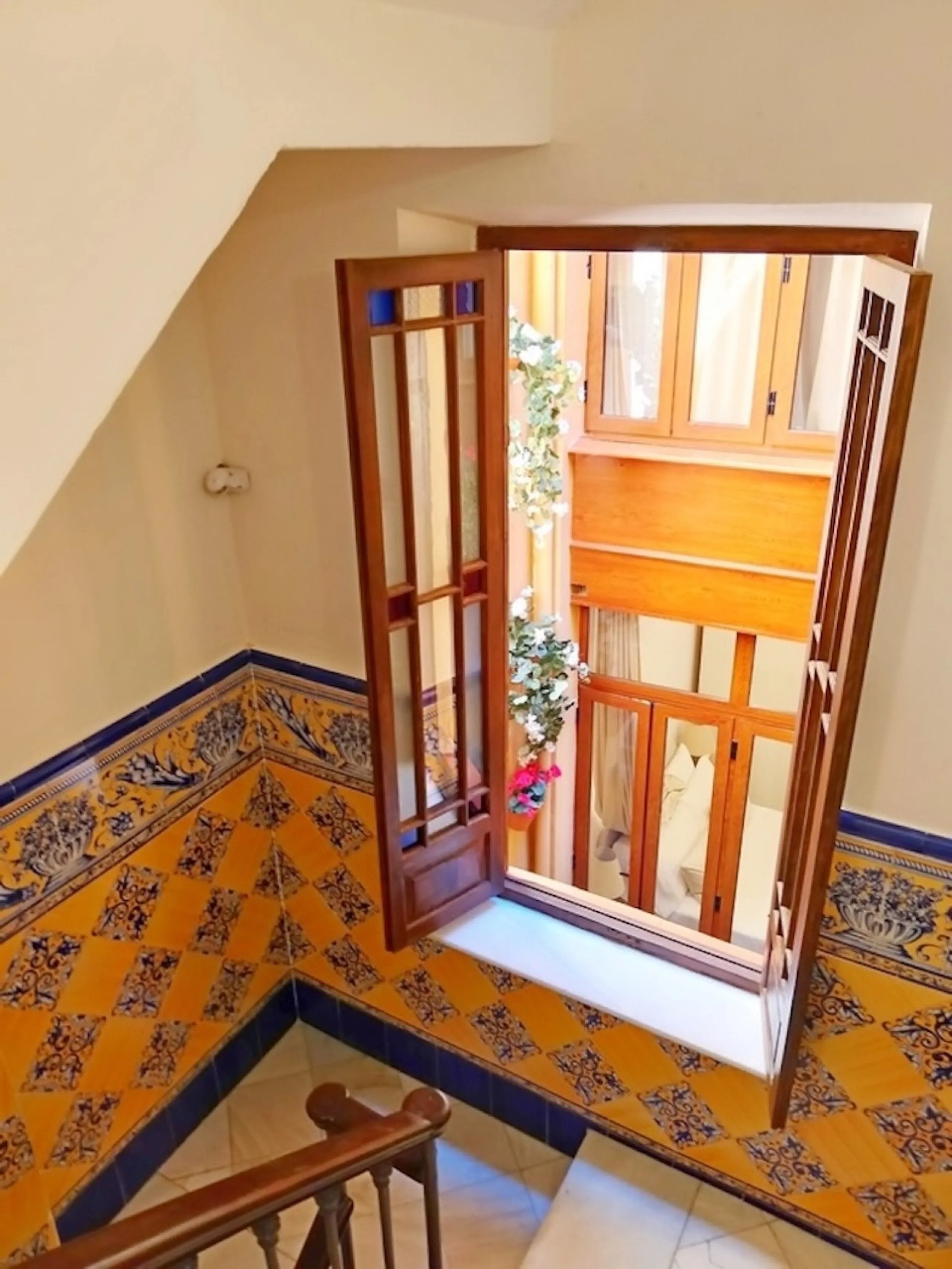 Located in the Historic Centre, this three-storey residential building with tourist license showcases a classic façade inspired by traditional Andalusian architecture and is arranged around a charming, flower-filled central patio. Fully renovated in 2025,