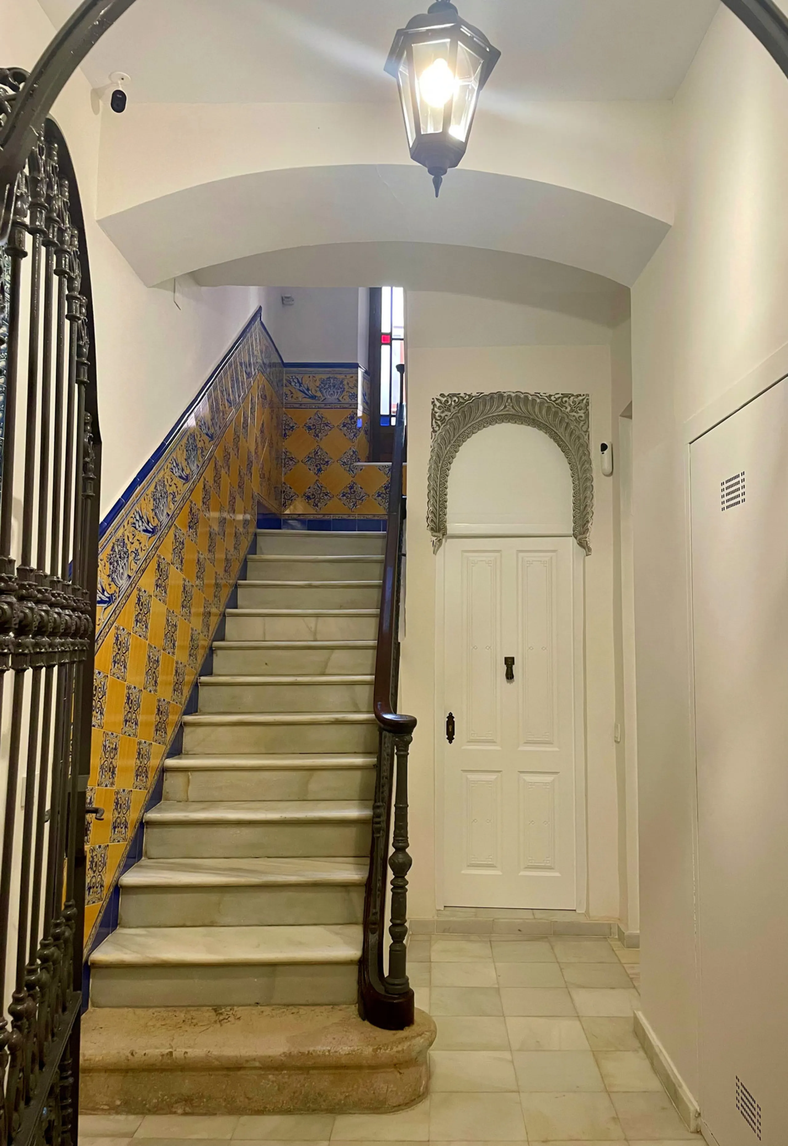Located in the Historic Centre, this three-storey residential building with tourist license showcases a classic façade inspired by traditional Andalusian architecture and is arranged around a charming, flower-filled central patio. Fully renovated in 2025,