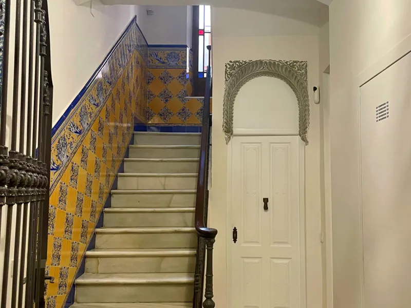 Located in the Historic Centre, this three-storey residential building with tourist license showcases a classic façade inspired by traditional Andalusian architecture and is arranged around a charming, flower-filled central patio. Fully renovated in 2025,