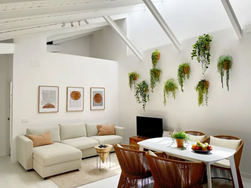 Located in the Historic Centre, this three-storey residential building with tourist license showcases a classic façade inspired by traditional Andalusian architecture and is arranged around a charming, flower-filled central patio. Fully renovated in 2025,